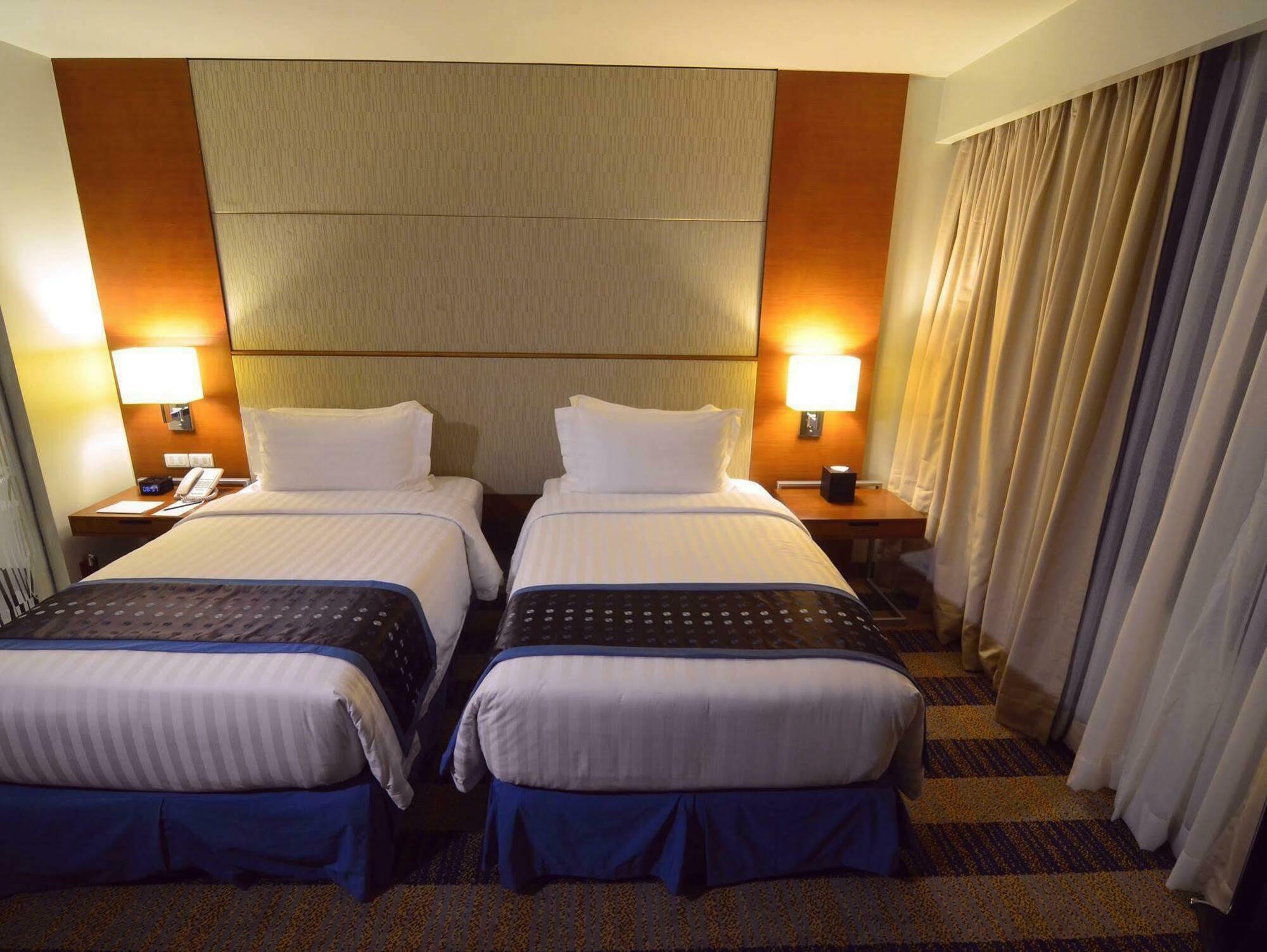 Lex Hotel Cebu Bagian luar foto